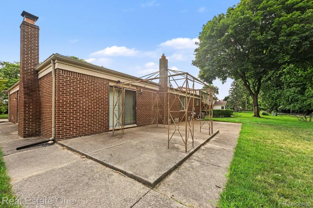 5849 Bingham Drive Troy City, MI 48085