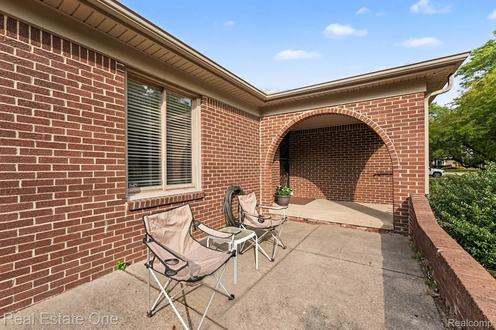 5849 Bingham Drive Troy City, MI 48085