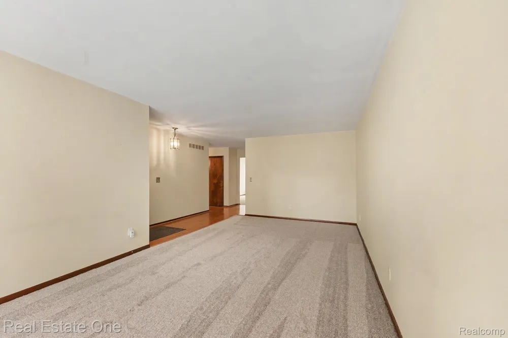 5849 Bingham Drive Troy City, MI 48085