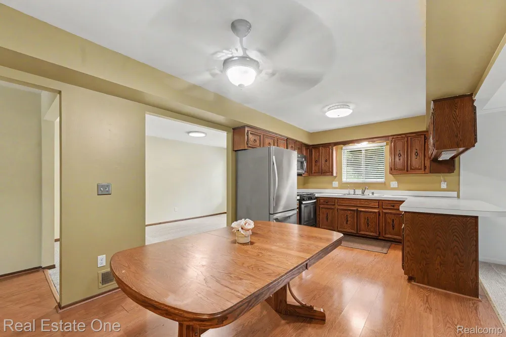 5849 Bingham Drive Troy City, MI 48085
