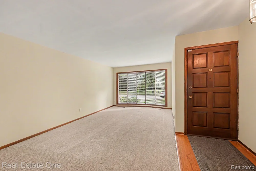 5849 Bingham Drive Troy City, MI 48085