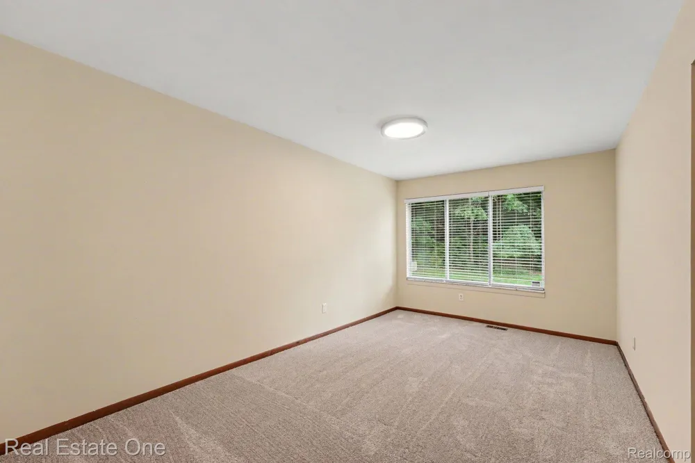 5849 Bingham Drive Troy City, MI 48085