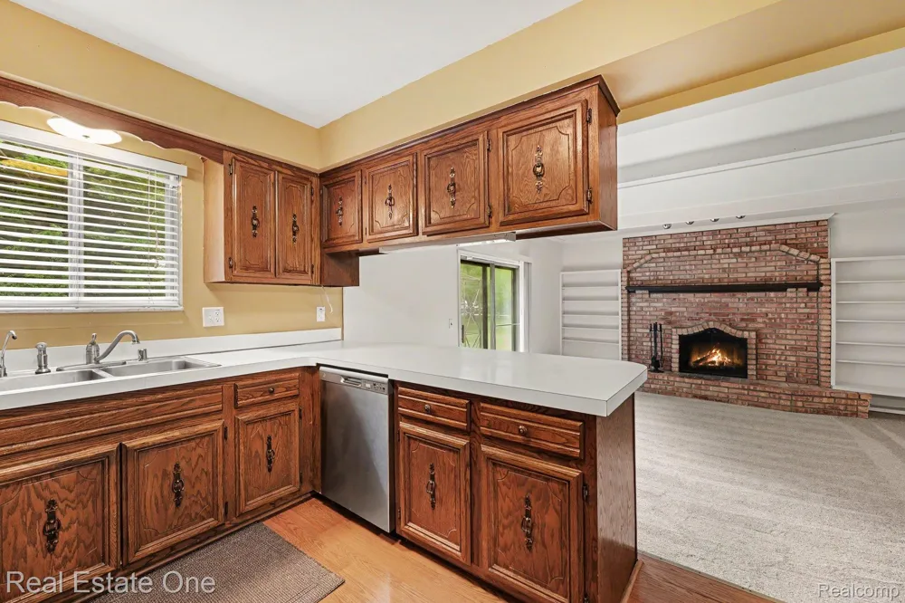 5849 Bingham Drive Troy City, MI 48085