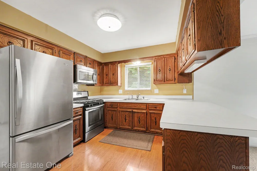5849 Bingham Drive Troy City, MI 48085