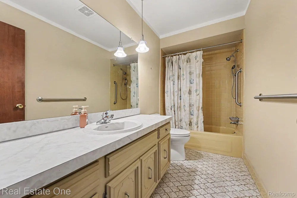 5849 Bingham Drive Troy City, MI 48085