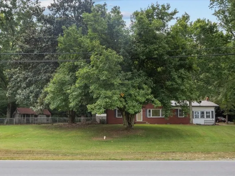 810 W Main St Waverly, TN 37185