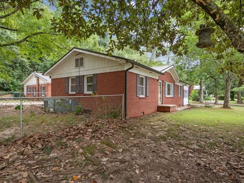 810 W Main St Waverly, TN 37185
