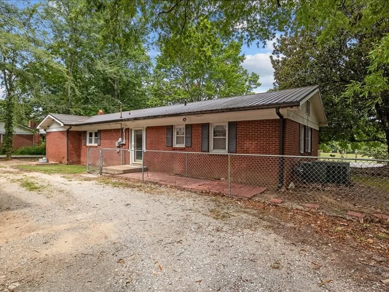 810 W Main St Waverly, TN 37185