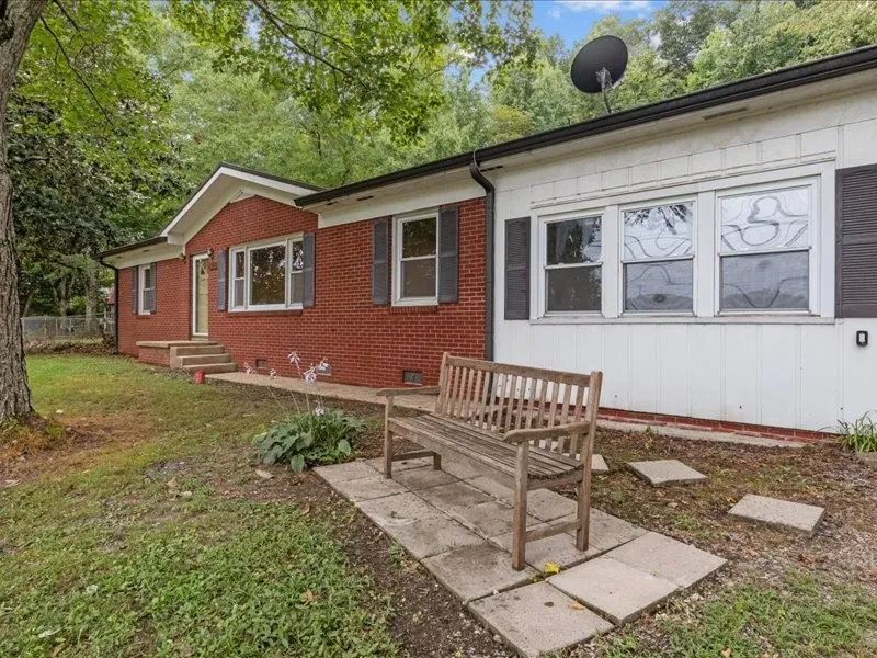 810 W Main St Waverly, TN 37185