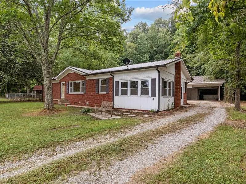 810 W Main St Waverly, TN 37185