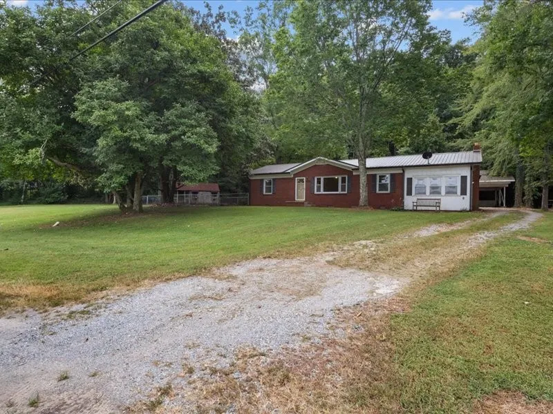 810 W Main St Waverly, TN 37185