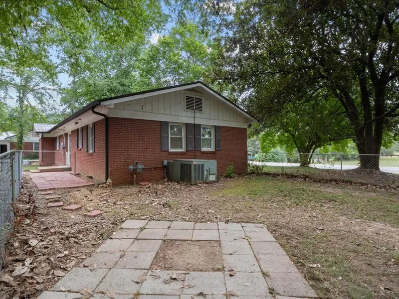 810 W Main St Waverly, TN 37185