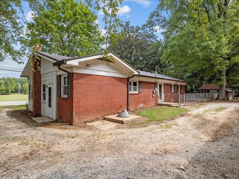 810 W Main St Waverly, TN 37185