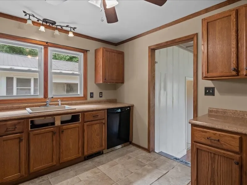 810 W Main St Waverly, TN 37185