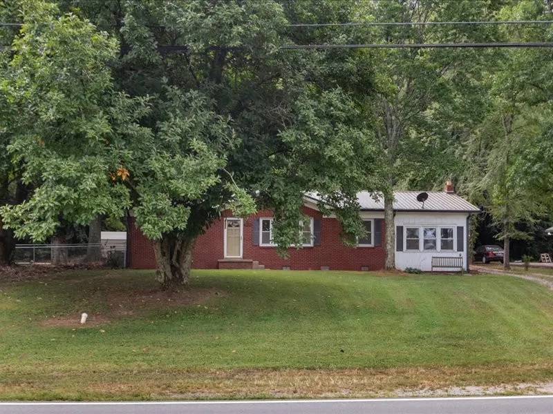 810 W Main St Waverly, TN 37185