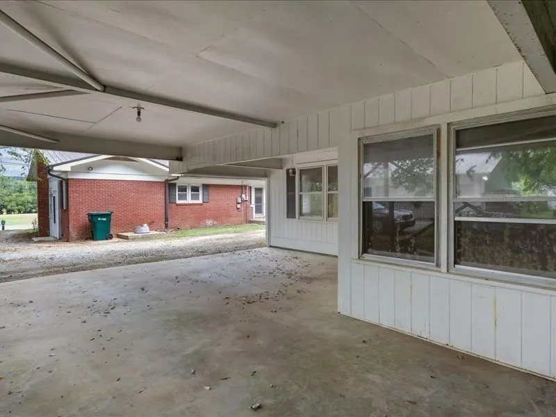 810 W Main St Waverly, TN 37185