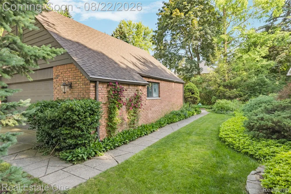 28330 E Blom Drive Harrison Charter Township, MI 48045