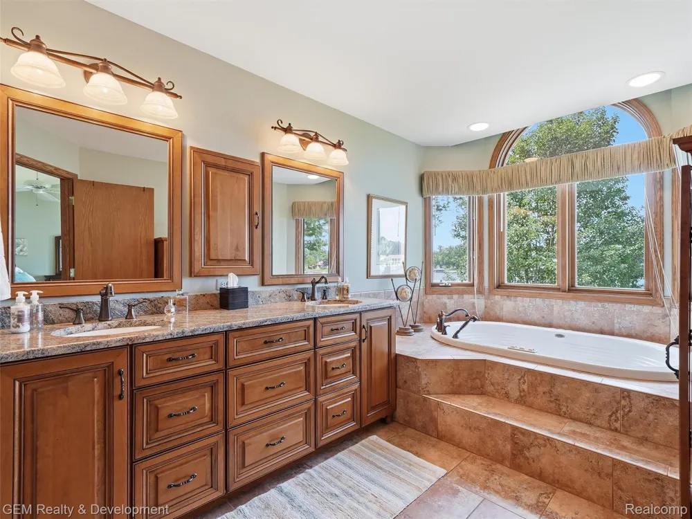 146 Castlewood Drive Columbia Township, MI 49230
