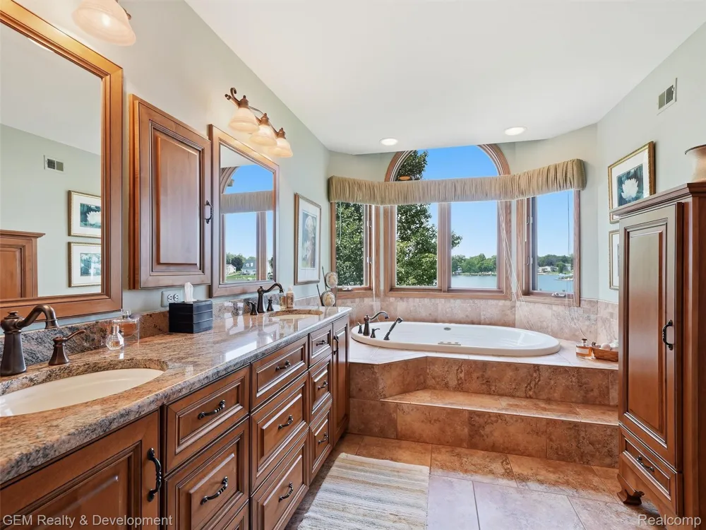 146 Castlewood Drive Columbia Township, MI 49230