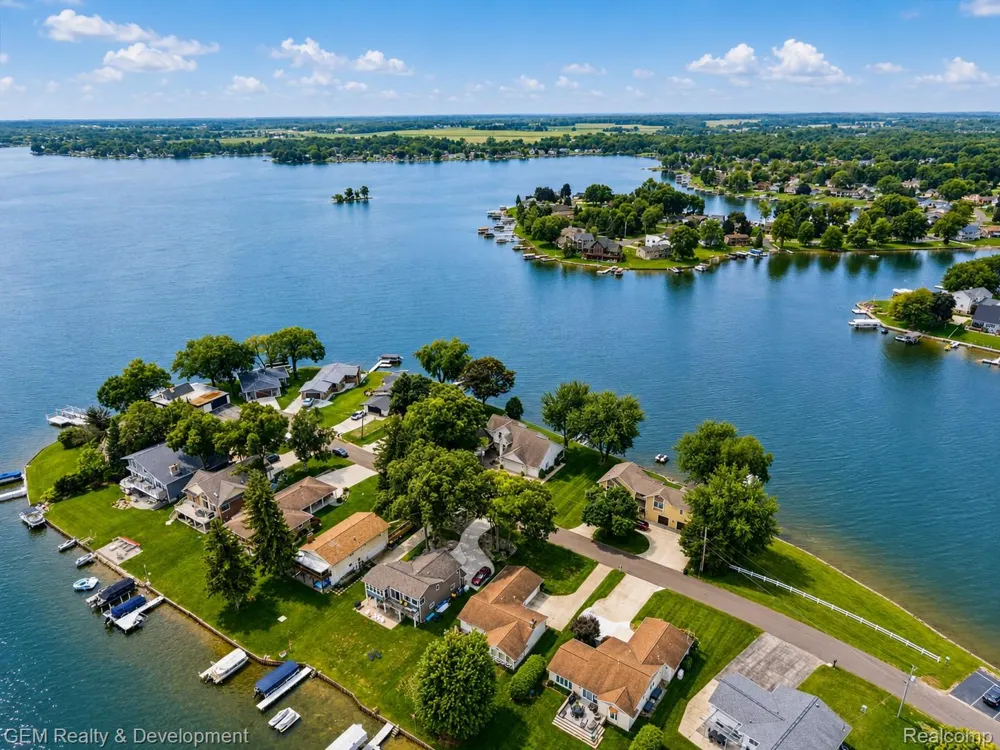 146 Castlewood Drive Columbia Township, MI 49230