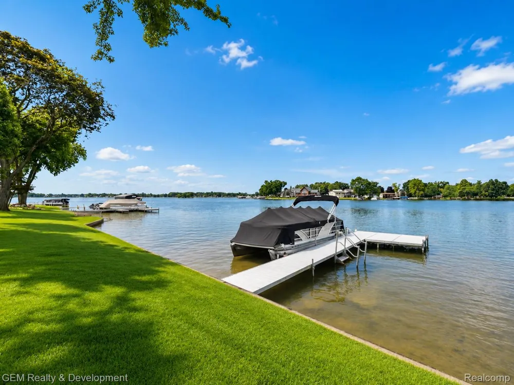146 Castlewood Drive Columbia Township, MI 49230