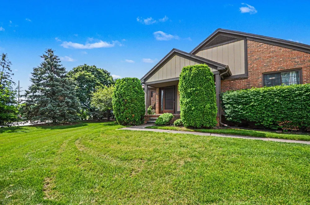 32 Meadow Wood Drive Rochester Hills City, MI 48307