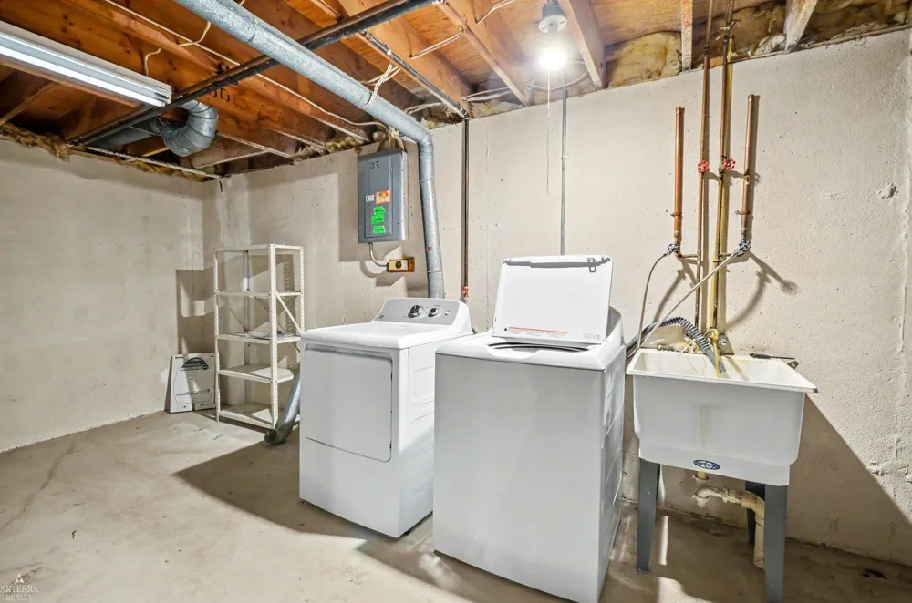 32 Meadow Wood Drive Rochester Hills City, MI 48307