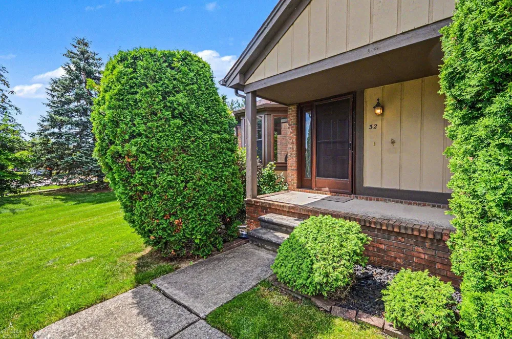 32 Meadow Wood Drive Rochester Hills City, MI 48307