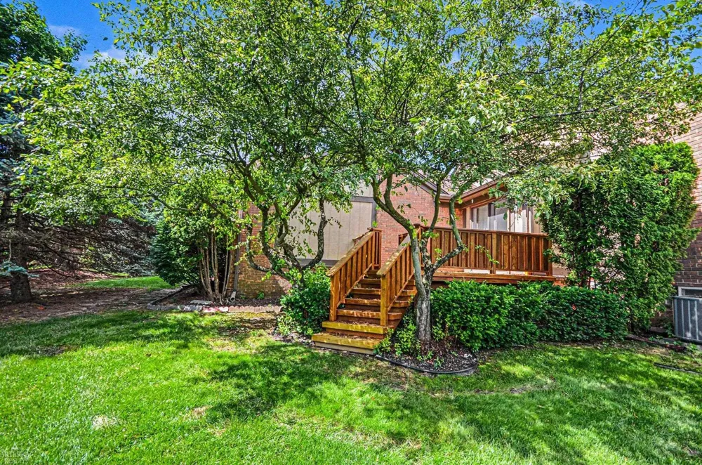 32 Meadow Wood Drive Rochester Hills City, MI 48307