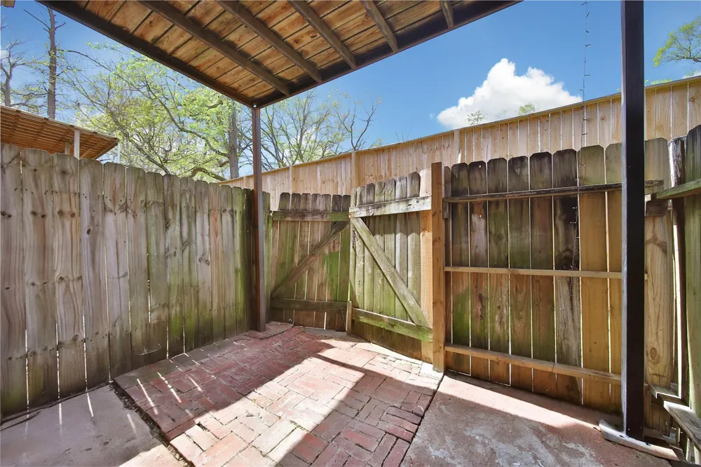 28 Lakeway Street Conroe, TX 77304