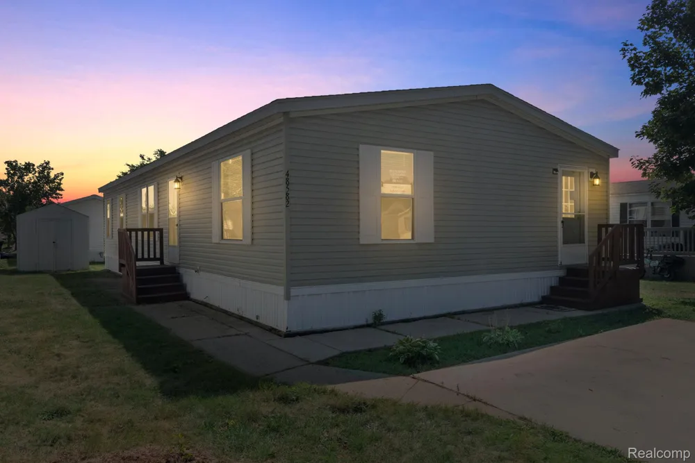 48582 Leafdale Court Shelby Charter Township, MI 48317