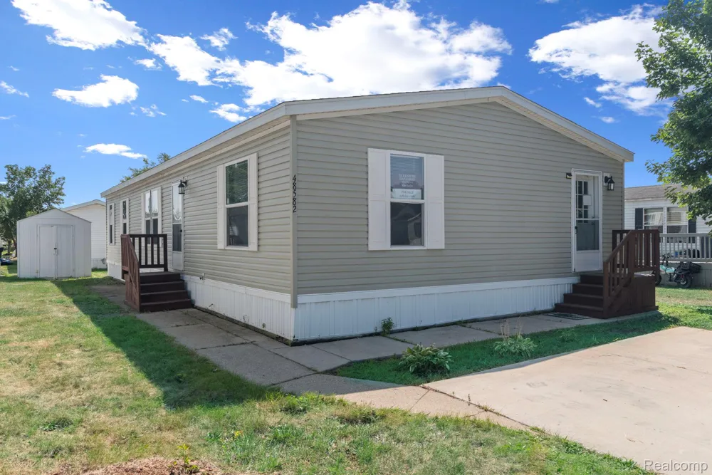 48582 Leafdale Court Shelby Charter Township, MI 48317