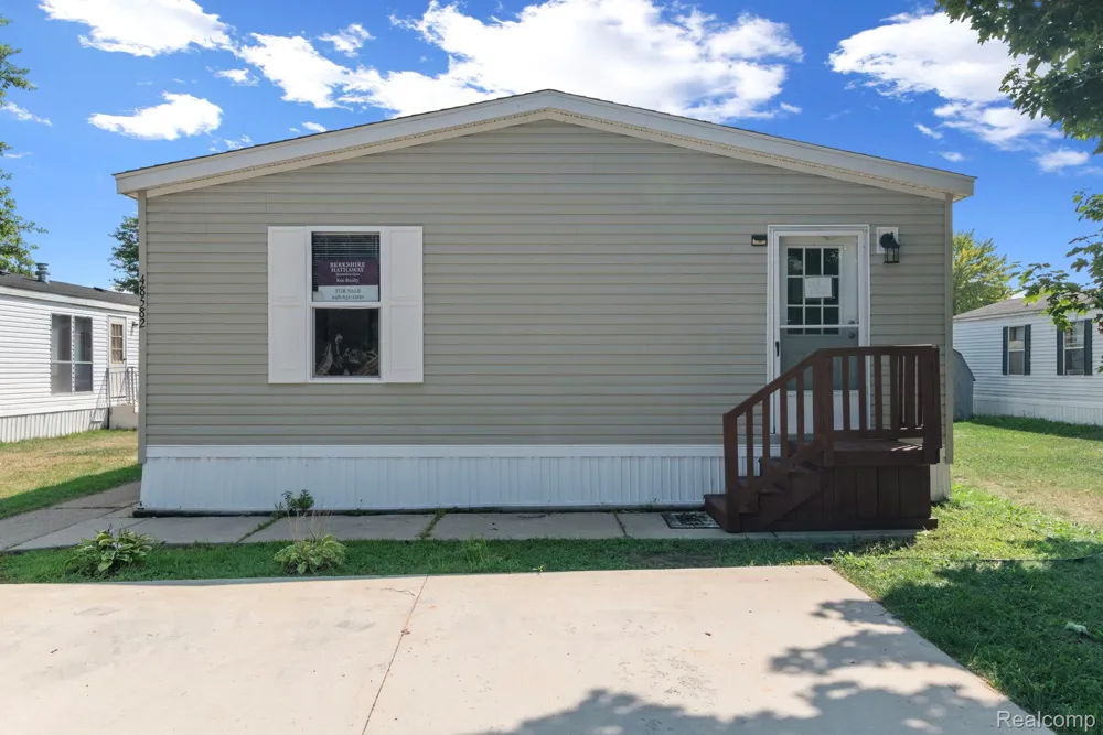 48582 Leafdale Court Shelby Charter Township, MI 48317
