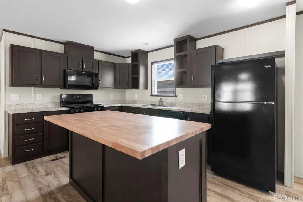 48582 Leafdale Court Shelby Charter Township, MI 48317