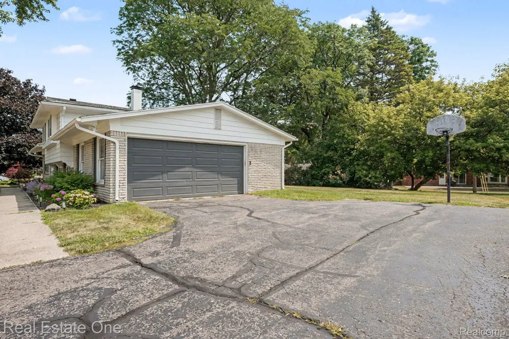6639 Tamerlane Drive West Bloomfield Charter Township, MI 48322