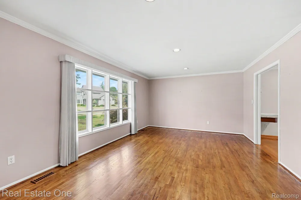 6639 Tamerlane Drive West Bloomfield Charter Township, MI 48322