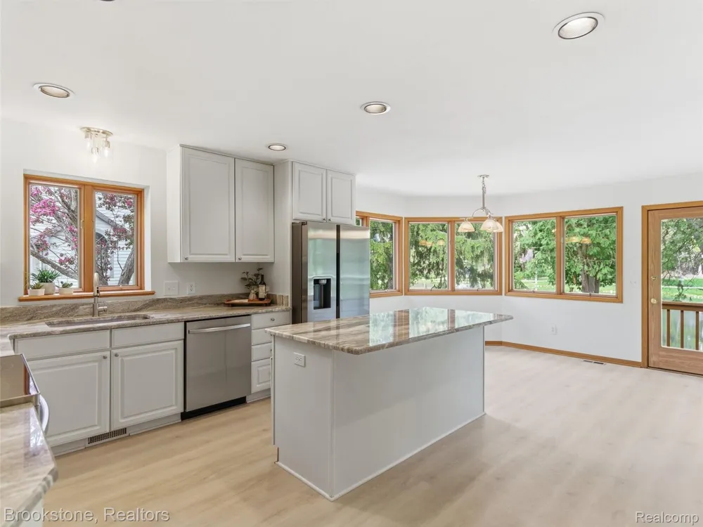 6512 White Lake Road Clarkston City, MI 48346