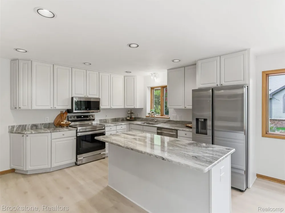6512 White Lake Road Clarkston City, MI 48346