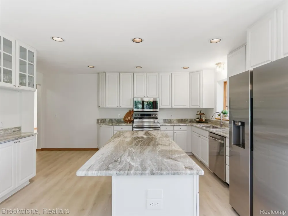 6512 White Lake Road Clarkston City, MI 48346