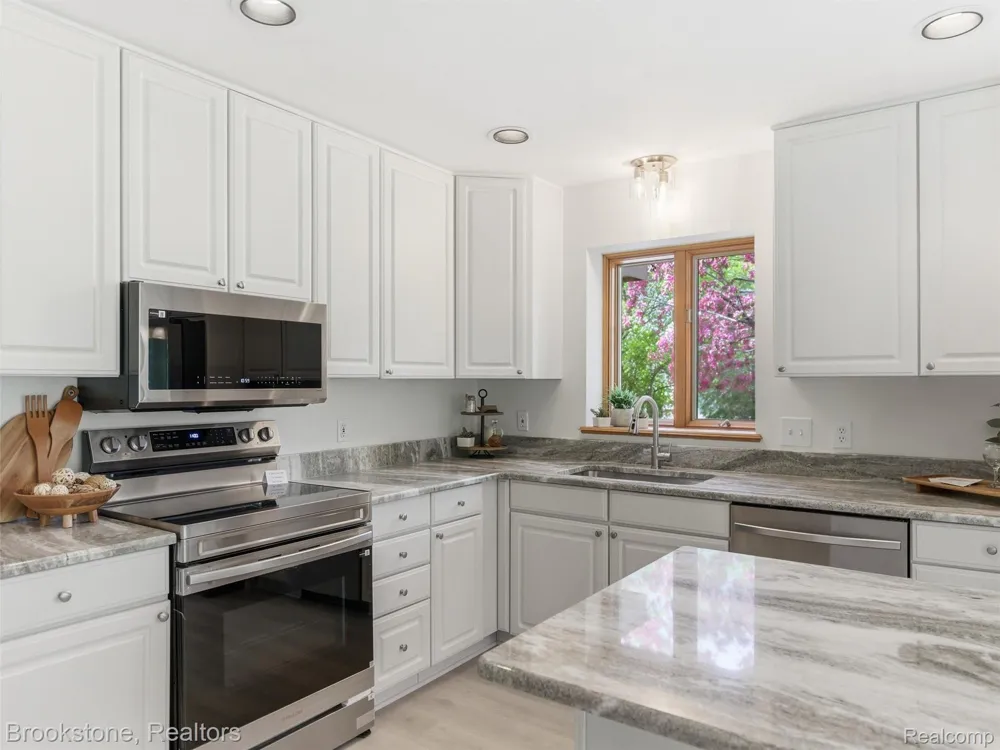 6512 White Lake Road Clarkston City, MI 48346