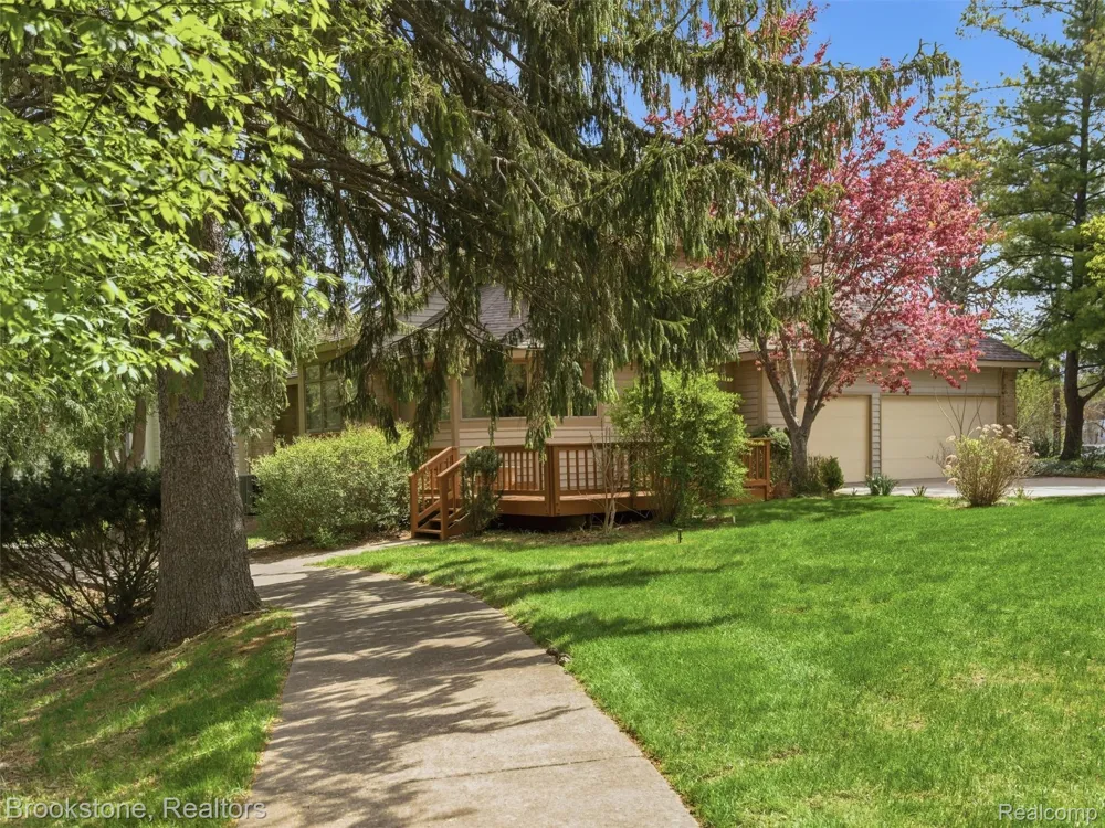 6512 White Lake Road Clarkston City, MI 48346
