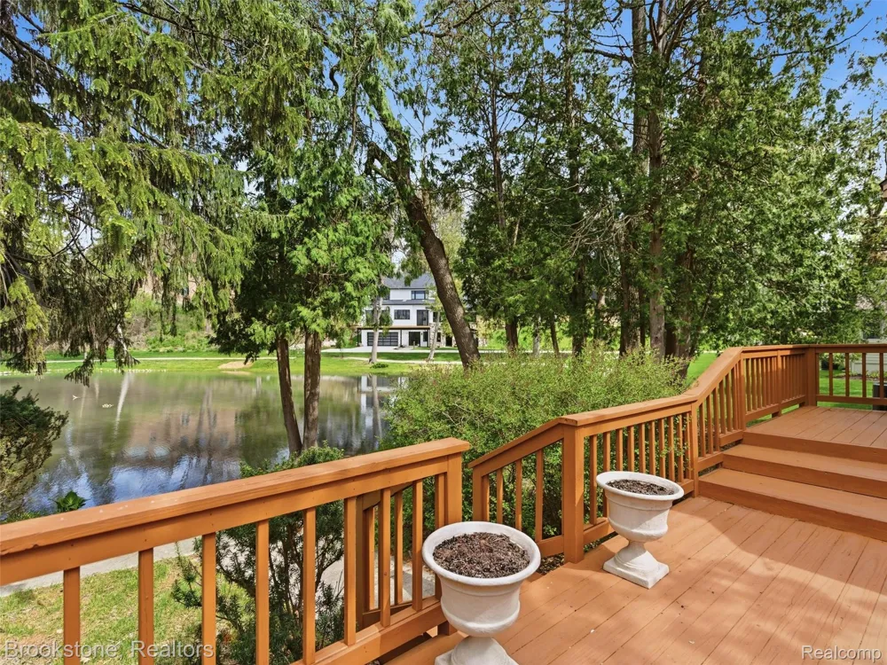 6512 White Lake Road Clarkston City, MI 48346