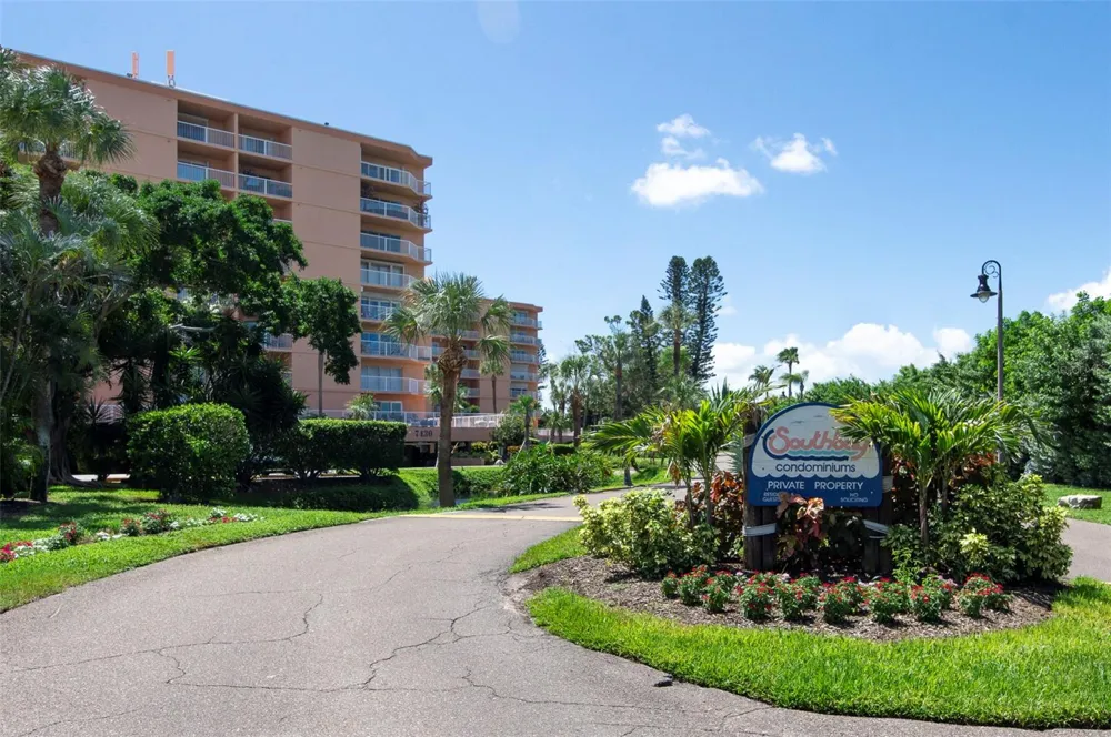 7430 SUNSHINE SKYWAY LANE S #405 St Petersburg, FL 33711
