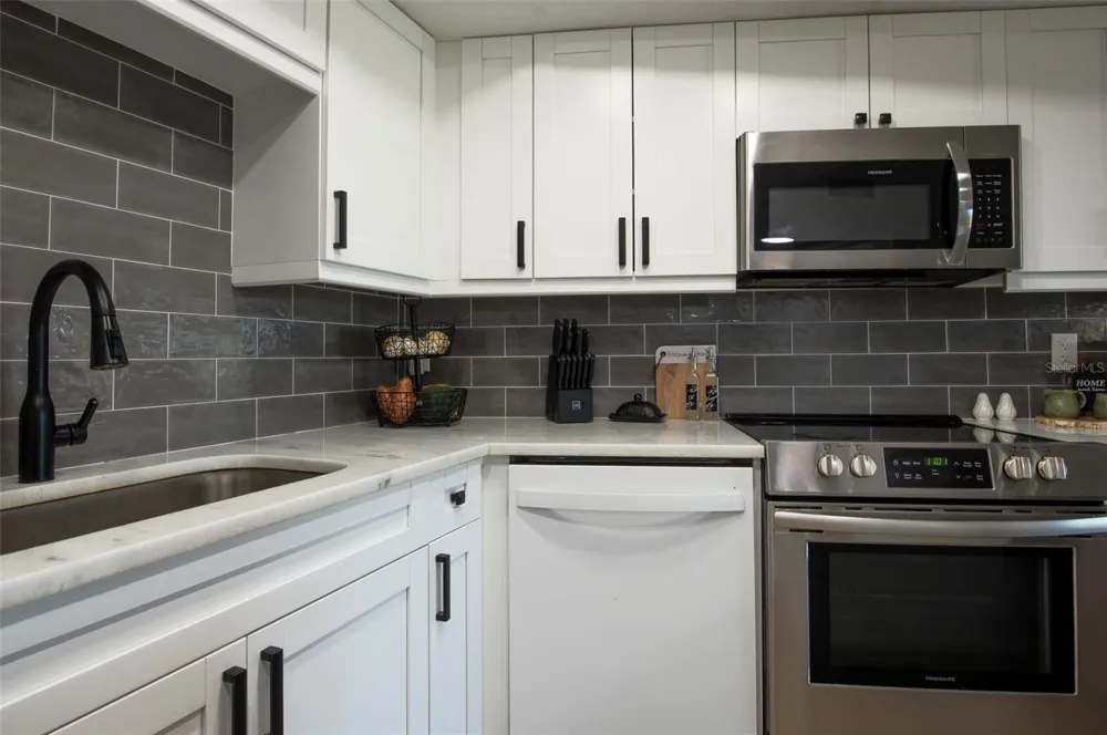 7430 SUNSHINE SKYWAY LANE S #405 St Petersburg, FL 33711