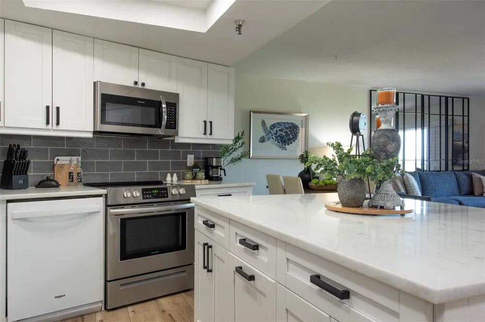 7430 SUNSHINE SKYWAY LANE S #405 St Petersburg, FL 33711