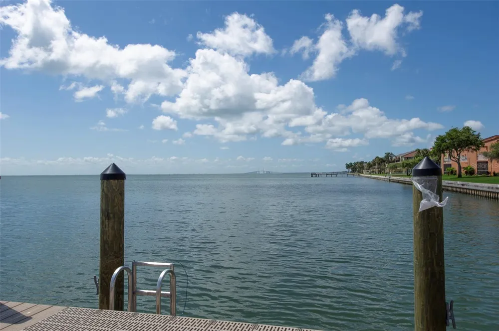 7430 SUNSHINE SKYWAY LANE S #405 St Petersburg, FL 33711