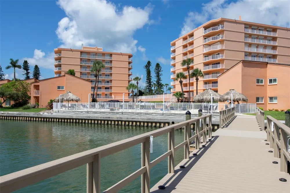 7430 SUNSHINE SKYWAY LANE S #405 St Petersburg, FL 33711