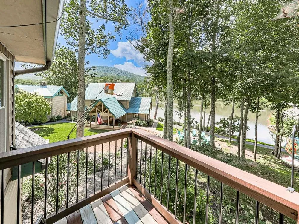 201 Mountainside Parkway Ellijay, GA 30536