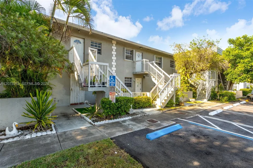 426 NE 210th Cir Ter #103-2 Miami, FL 33179