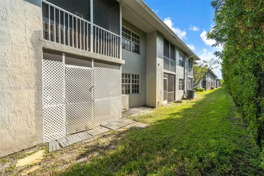 426 NE 210th Cir Ter #103-2 Miami, FL 33179